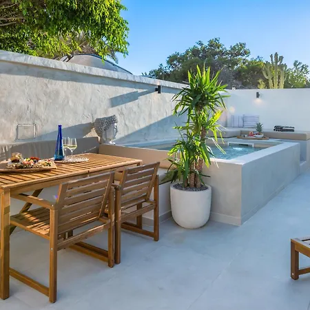 Urban Chill Private Pool By Holidays Apartament
