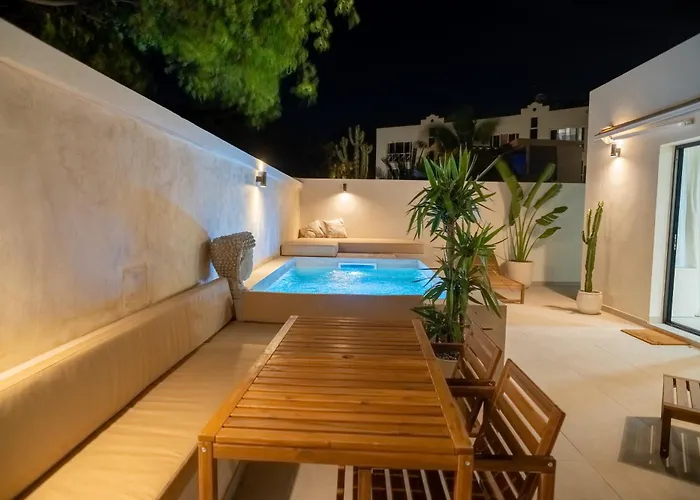 Urban Chill Private Pool By Holidays Κοραλέχο