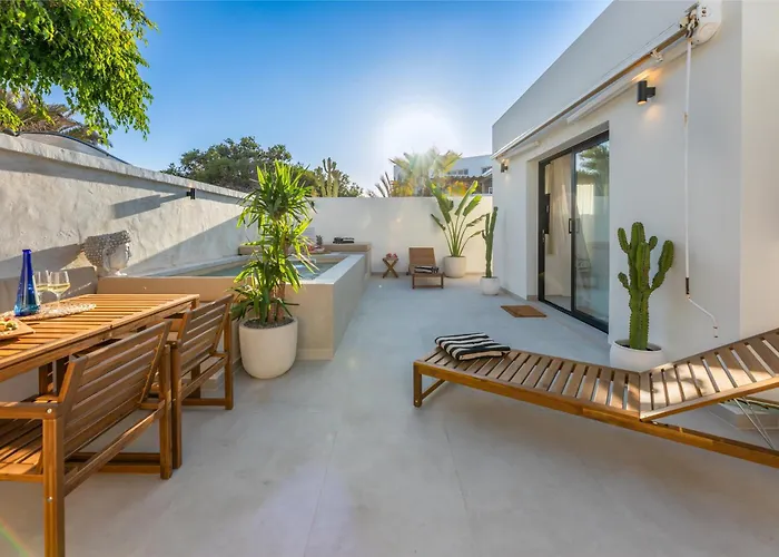 Urban Chill Private Pool By Holidays Κοραλέχο