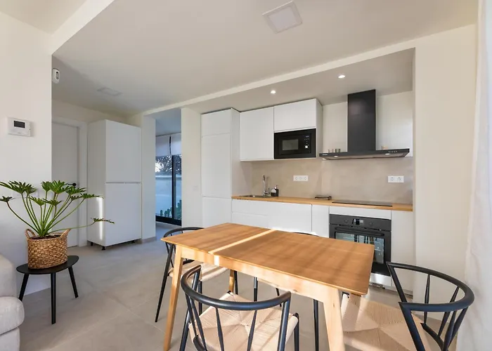 Urban Chill Private Pool By Holidays