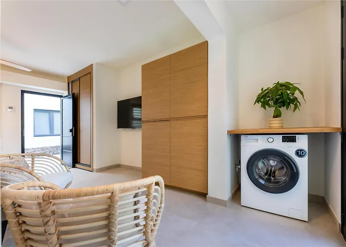 Urban Chill Private Pool By Holidays * Κοραλέχο