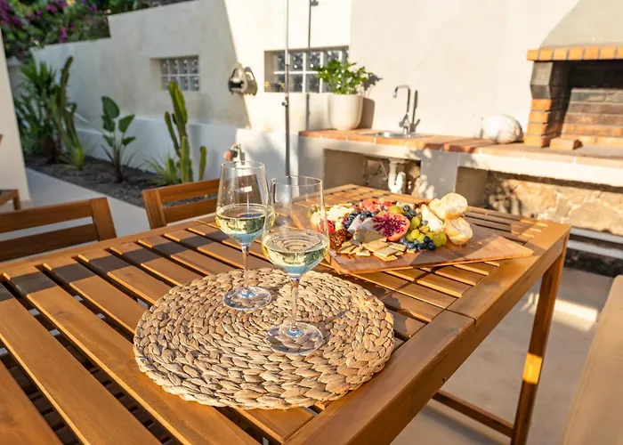 Urban Chill Private Pool By Holidays * Κοραλέχο