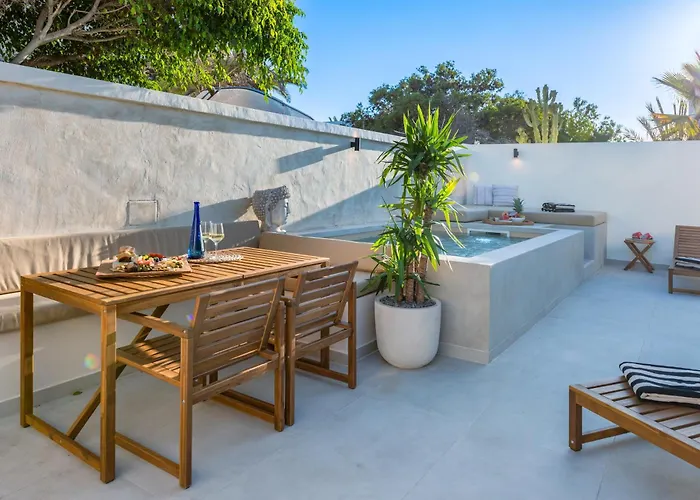 Urban Chill Private Pool By Holidays Apartment